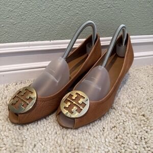 Tory Burch Brown Leather Sally Wedge Gold Logo Peep Toe Pump Women Size 8.5M